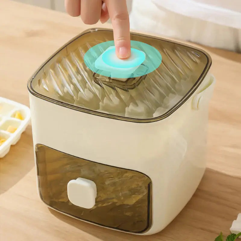 IceSnap™ | No more sticky Ice Cubes | Box with practical press function
